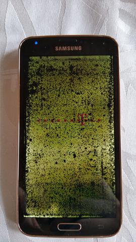 Samsung Galaxy S5 mit den Schwarzen Flecken IM Bildschirm. - (Handy, Samsung, Versicherung)