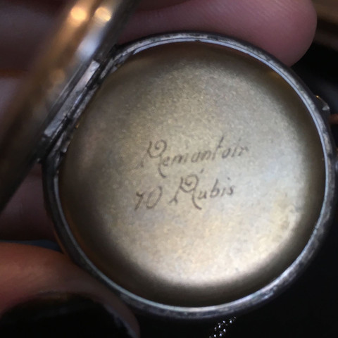 Die Rückseite aufgeklappt - (Uhr, Silber, Antiquitäten)