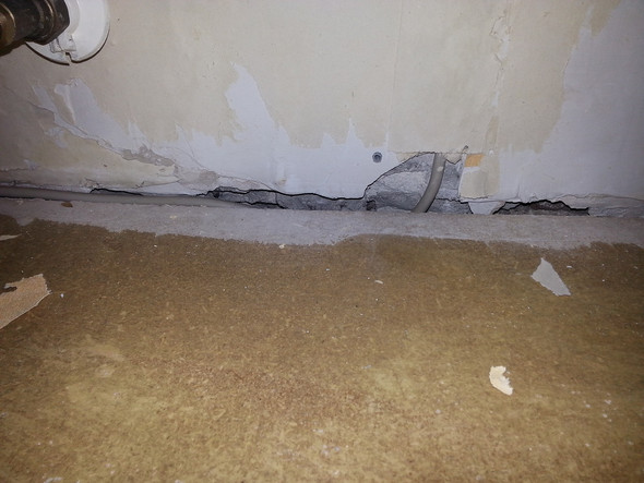 Womit kann ich einen Spalt in der Wand / hinterm Sockel ...