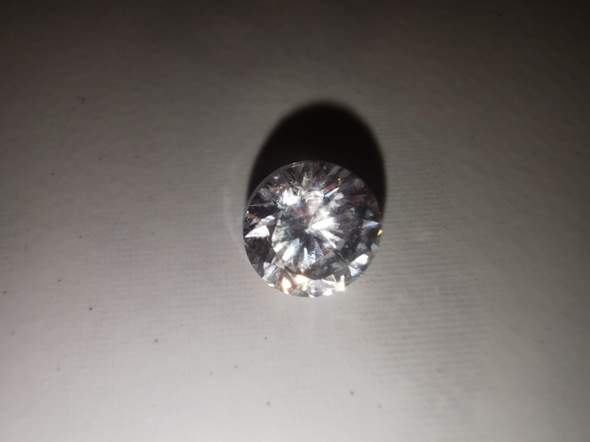 Woran erkennt man, das dieser Diamant echt ist oder fake?