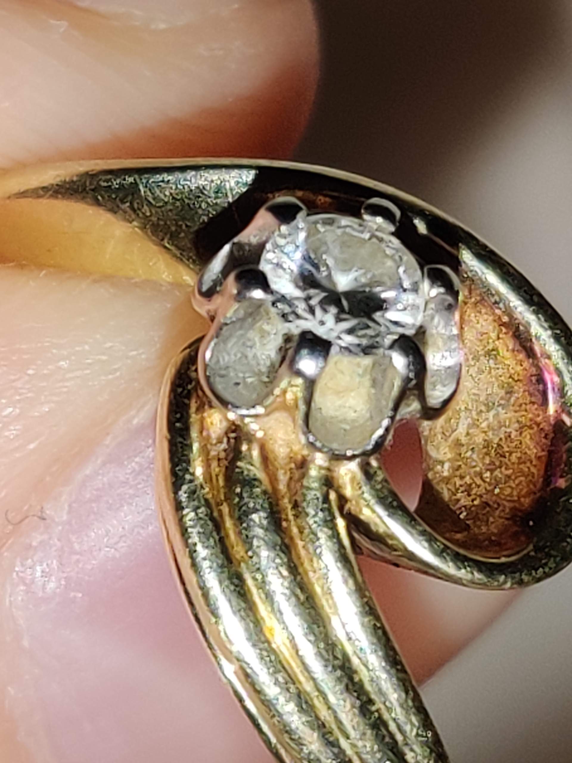 Woran erkennt man einen Diamanten? (Schmuck, Gold) Woran erkennt man einen Diamanten? (Schmuck, Gold)