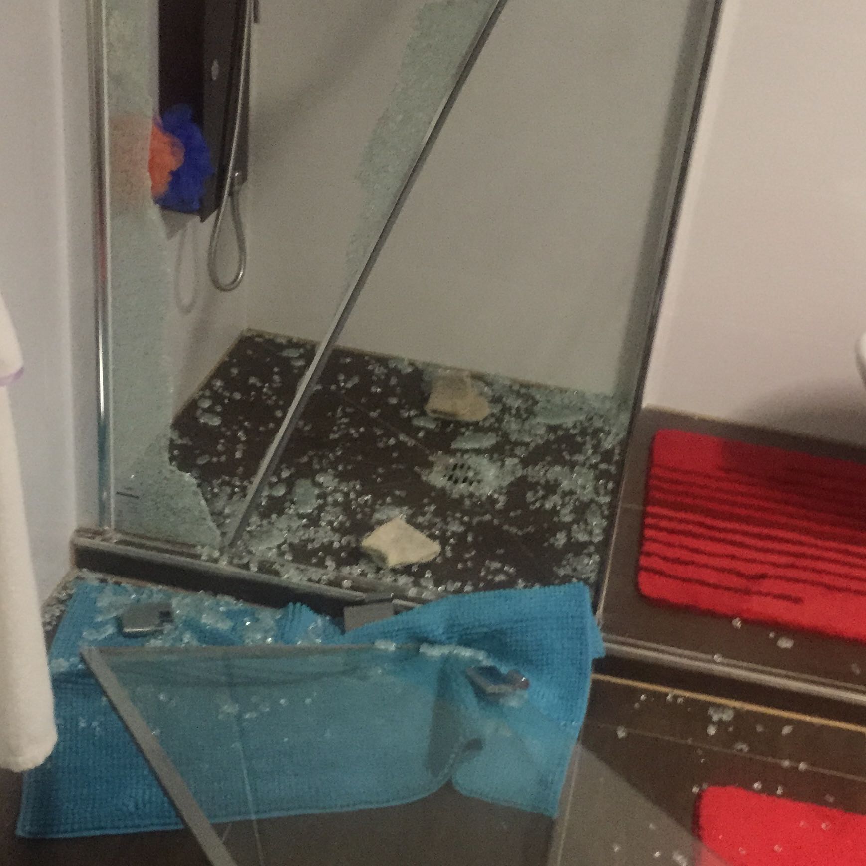 Woran lag es und wie kann sowas passieren? (kaputt, Glas, Dusche)