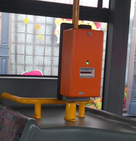 Wozu gehören diese Boxen in Bussen?