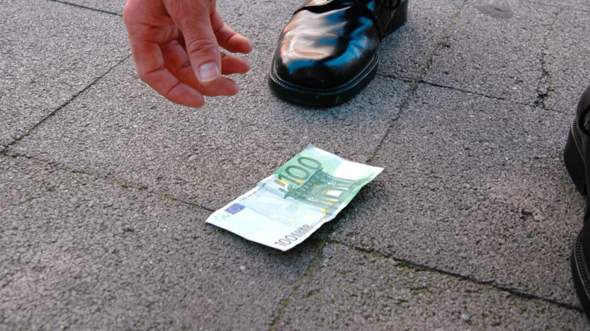 Würdet ihr einen 100 € Schein behalten oder es abgeben?