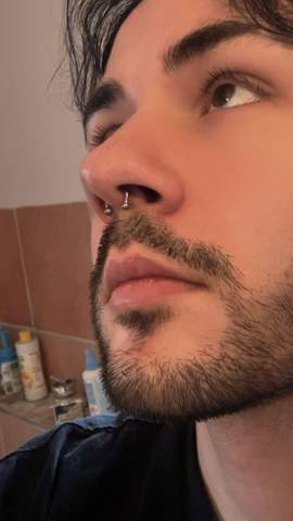 - (Piercing, Piercer, Piercingstudio)