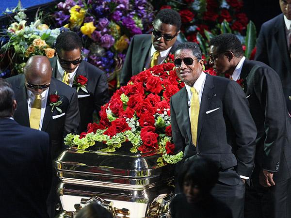 Wurde Michael Jackson nach seiner Trauerfeier beerdigt ...