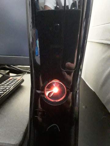 Xbox 360 slim leuchtet Rot was machen?