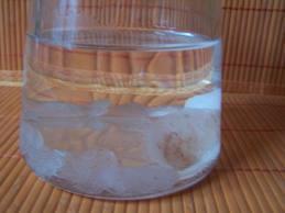 Glas mit Salzbrocken und Wasser (=Sole) - (Gesundheit, Zähne, Hygiene)