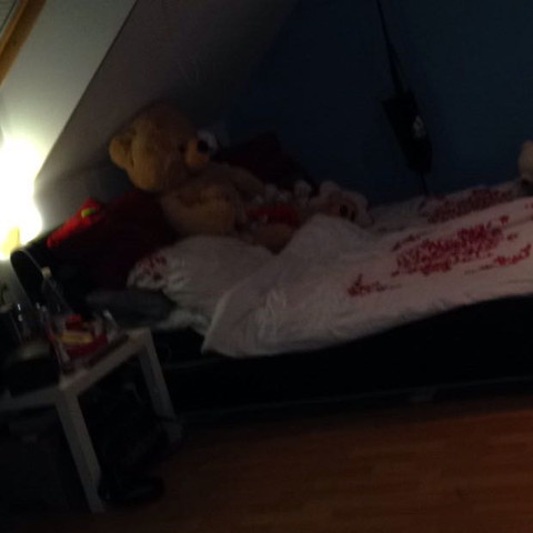 Bett ist sehr groß in der Ecke - (Dachschräge, Zimmer umstellen)