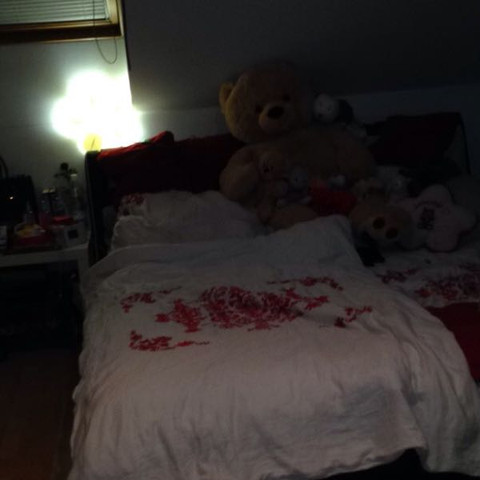Bett ist sehr groß in der Ecke - (Dachschräge, Zimmer umstellen)