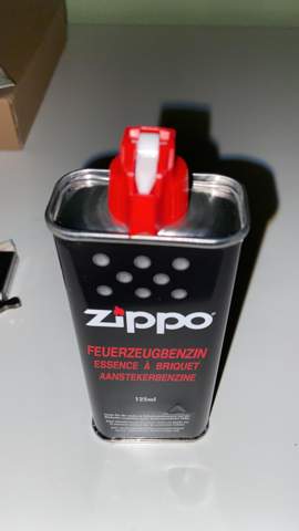 Zippo Feuerzeugbenzin aufmachen?