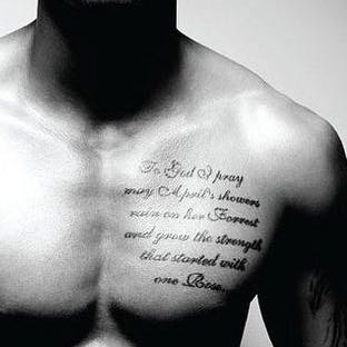 Zitat auf Brust (Piercing, Tattoo, Art)