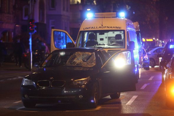 Ziviles Polizeifahrzeug nach einem Unfall mit Radfahrerin Köln - (Recht, Polizei, Sicherheit)