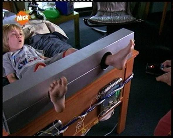Dustin mit seinen Füßen im Stock-Imitat - (Serie, TV-Serie, Nickelodeon)