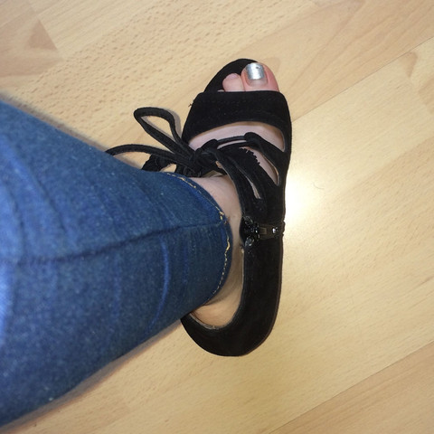 Mit den Bändern kann man den Schuh nicht enger machen - (High Heels, Sandaletten)