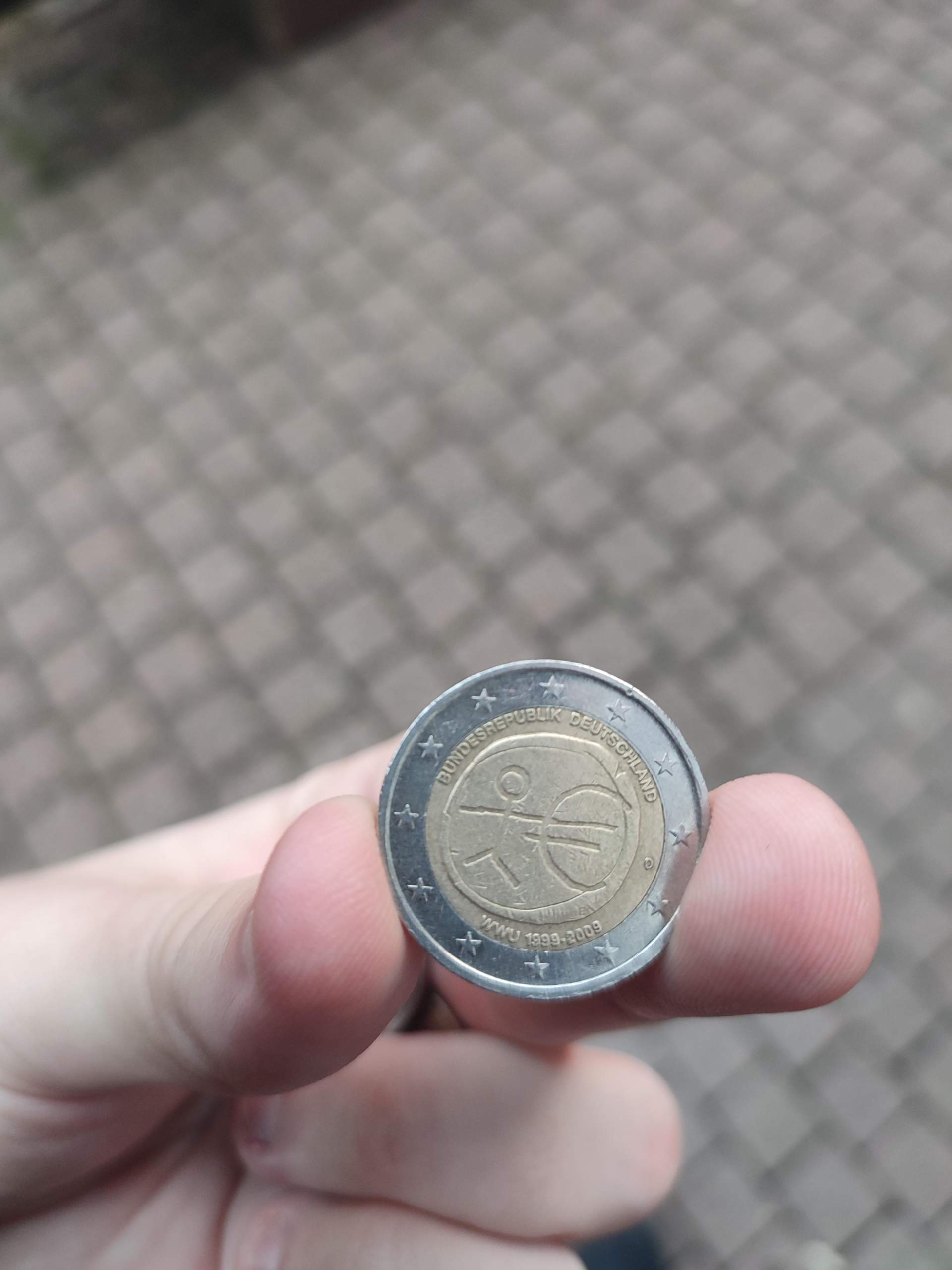 Zwei Euro Münze mit strichmännchen? (Geld, Wert, Münzen)