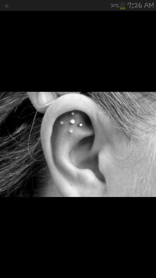 Zwei Piercings. Der Preis? (Piercing)